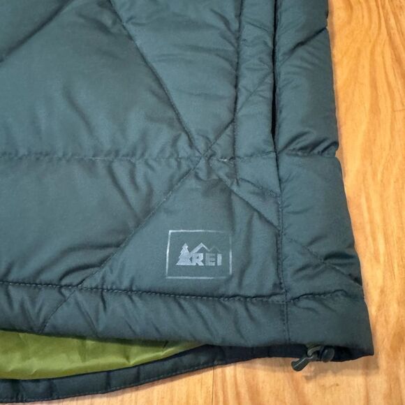 REI Co-op Therum Down Filled Puffer Vest Mens MED Forest Green Exterior Full Zip - Picture 2 of 8